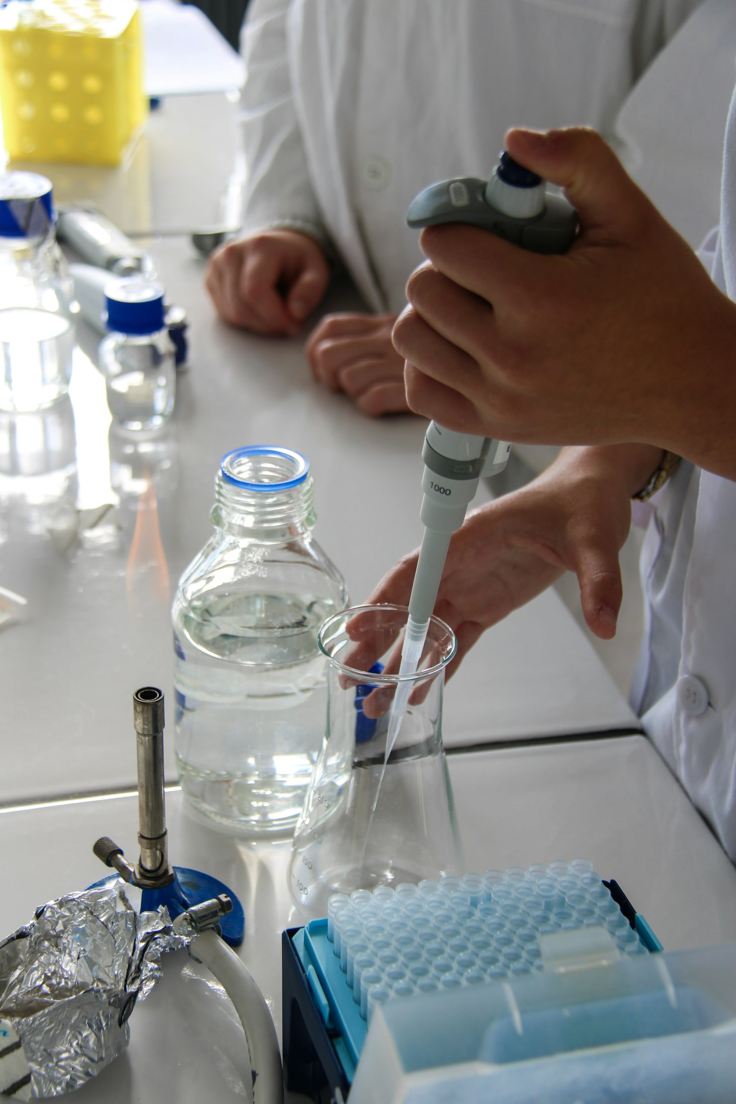 Tehnician de laborator extrăgând o probă cu pipeta